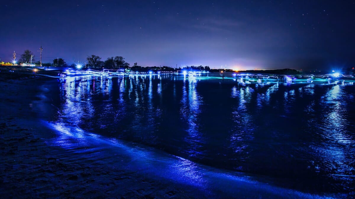 光る富山湾の海岸の写真